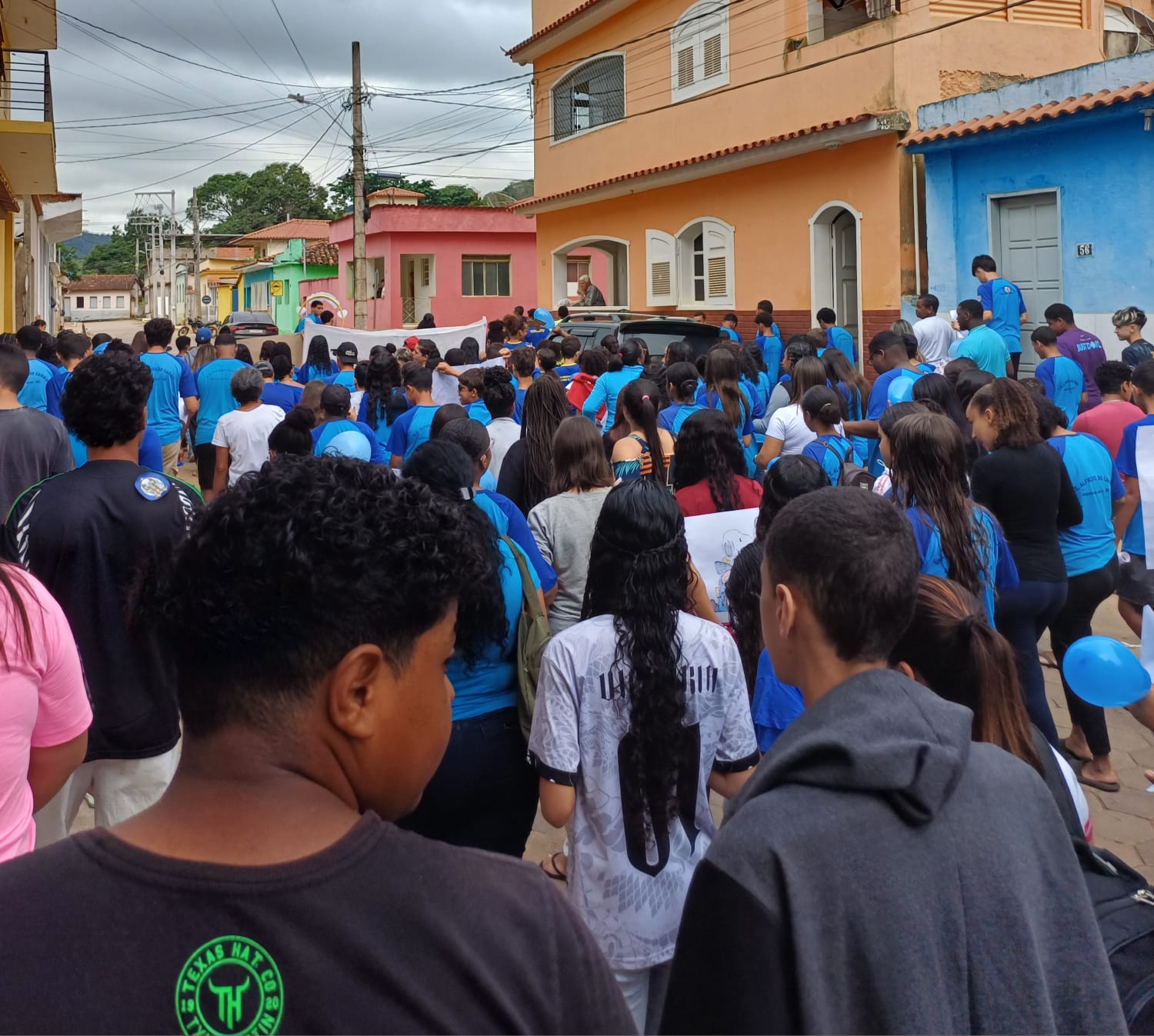Estudantes em passeata sobre conscientização do autismo