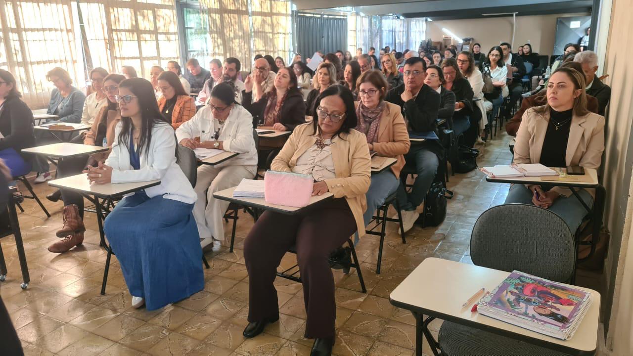 SRE Ponte Nova promove formação sobre uso dos resultados do SIMAVE com diretores escolares