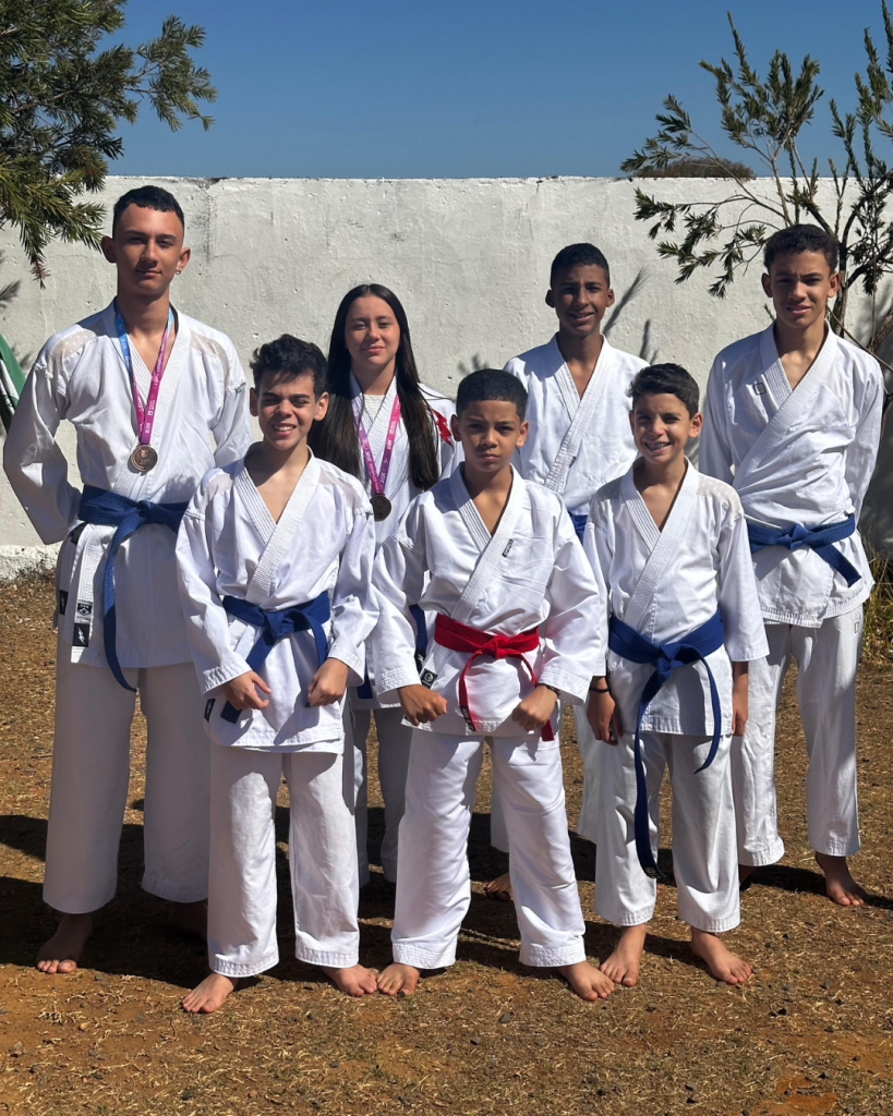 Grupo de estudantes de kimonos e faixas de cores distintas