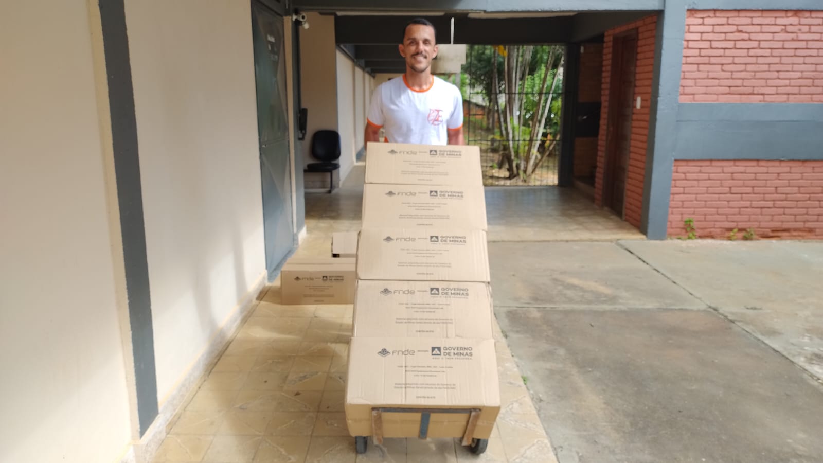 Educação em Movimento: Entrega de Kits Escolares na SRE Ponte Nova